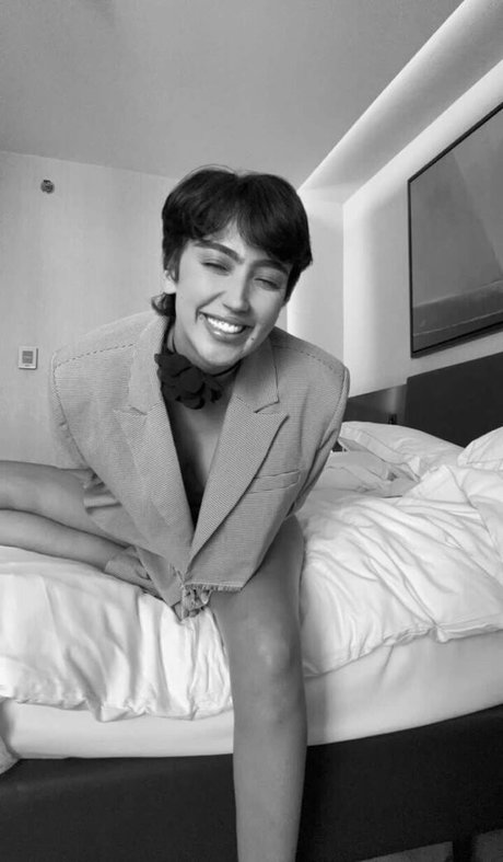 Roz Idrissi nude model pic