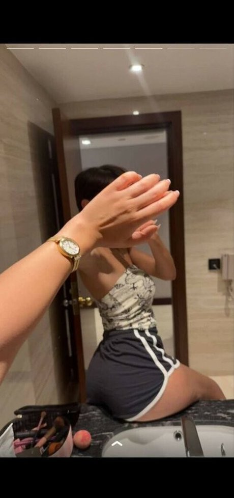 Roz Idrissi model pictures