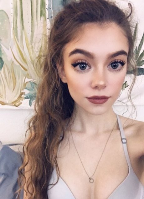 Rose Castella model pretty picture