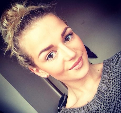 Holly Eriksson model photos