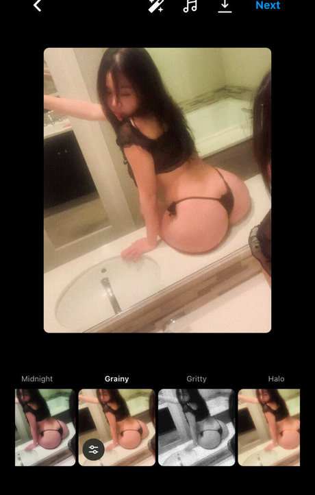 cokowiku naked actress pic