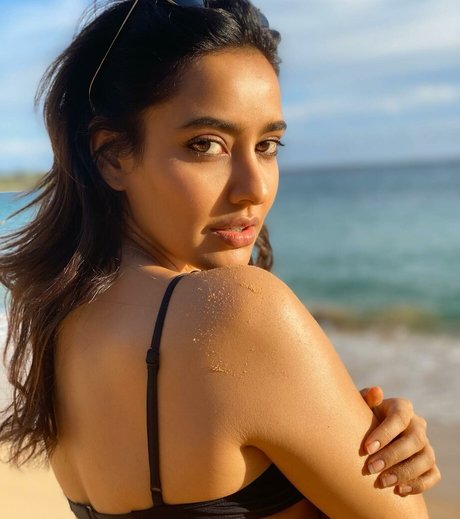 Neha Sharma hot star image