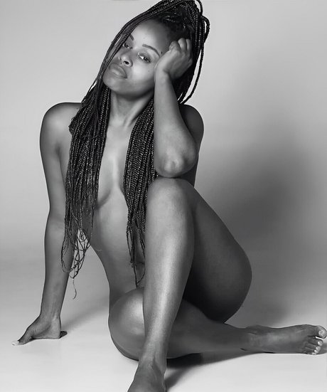 Roberta Rodrigues star sexy picture