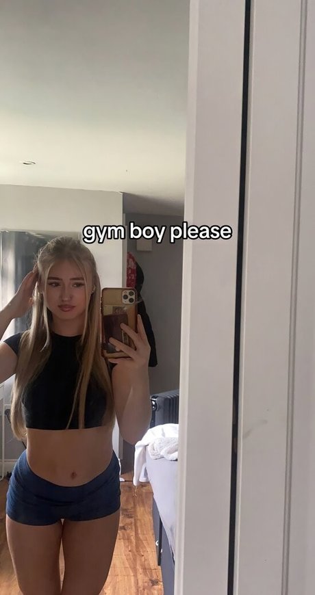 a mae 04 nude actress pic