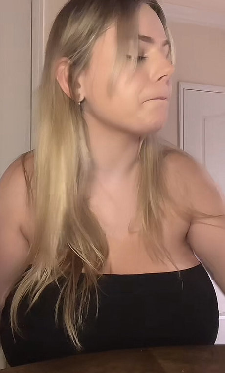 Emspensiveemily top model photos