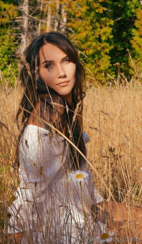 tully banks model nice photos