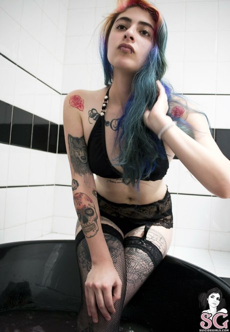 Karenzio nudes actress images