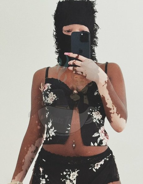 Curiousiteaaa model nudes galleries