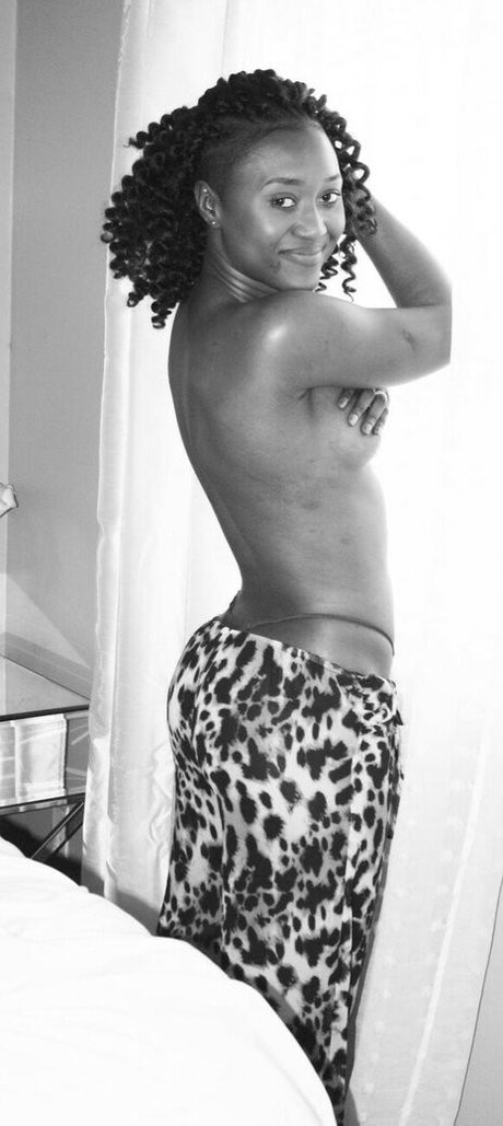 Queen Aminata star sexy photos