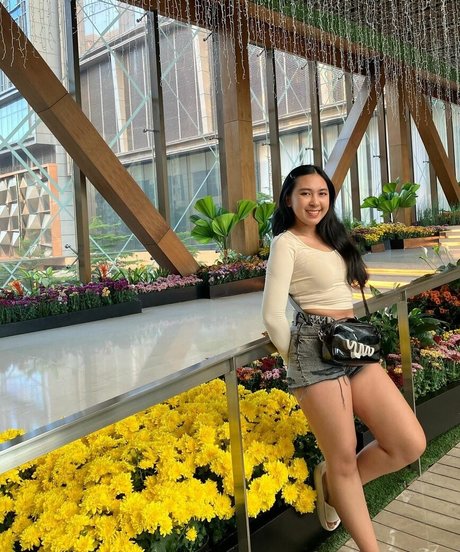 nininplays model sexy image