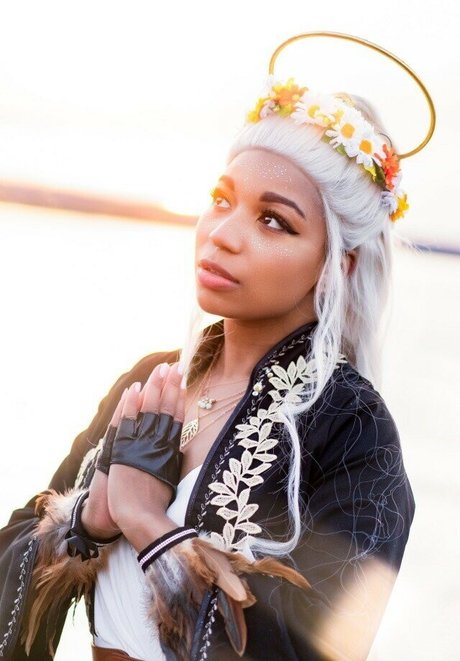 Mica Burton exclusive model picture