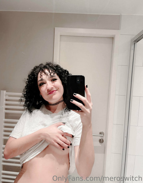 meroswitch model naked img