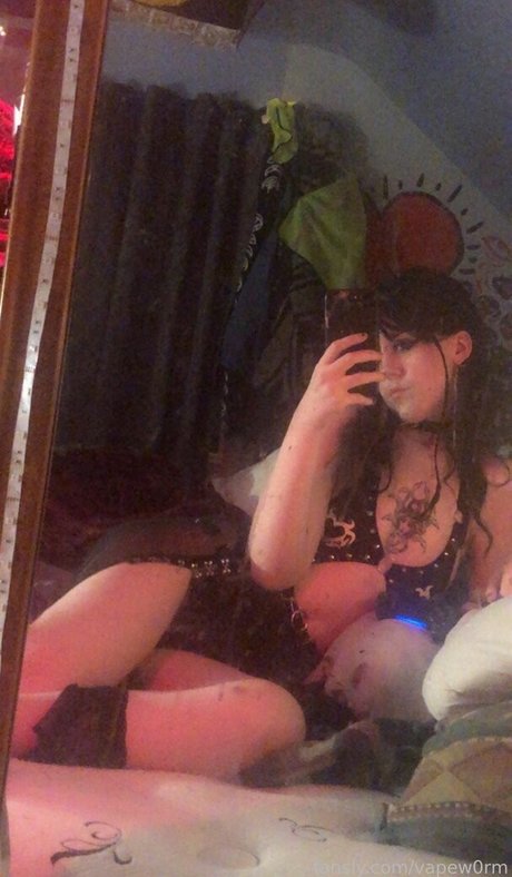 vapew0rm model beautiful pics