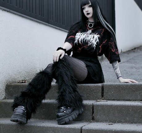 CreepyCassy sex model archive