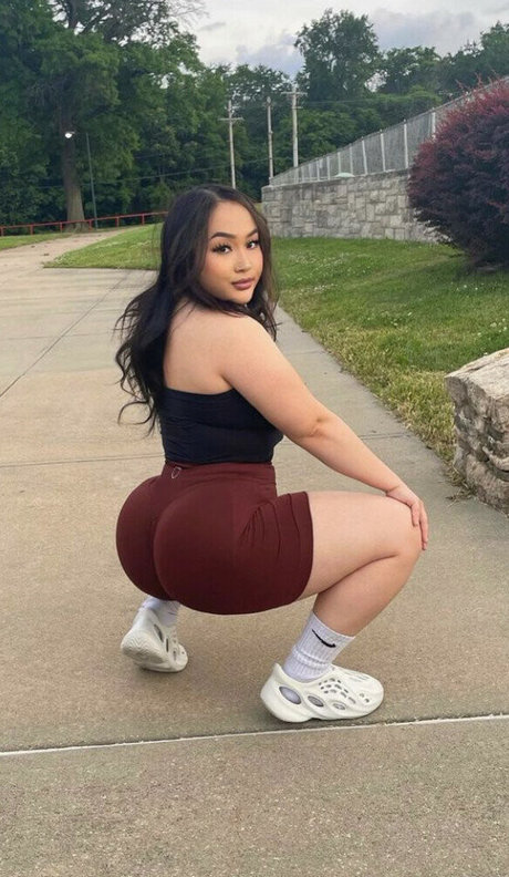 I byaj model adult picture