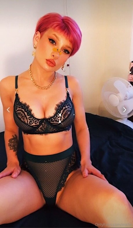 bhadxbambii naked model image