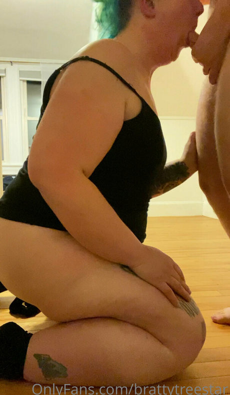 brattytreestar beautiful model image