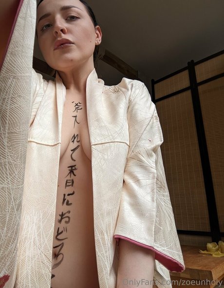 zoeunholy pornstar high quality img