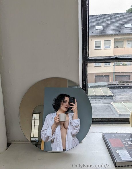 zoeunholy naked model picture