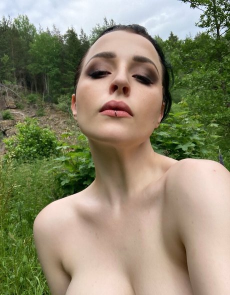 zoeunholy pretty pornstar pic