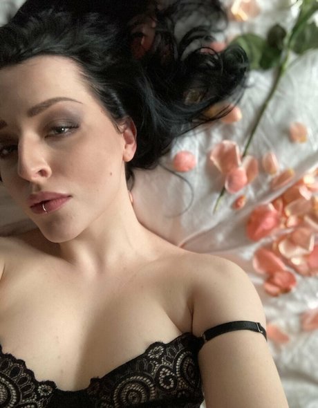 zoeunholy nude actress gallery