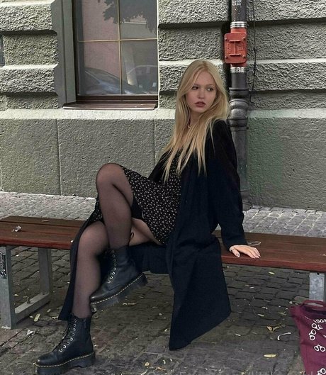 little vikki model pretty photo