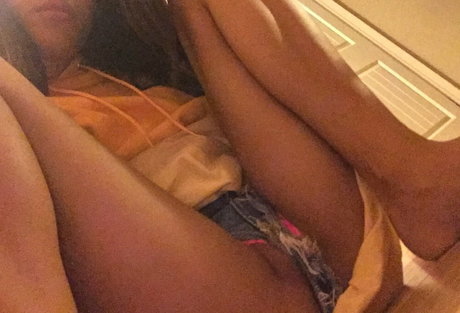 Aria Skye star top photo