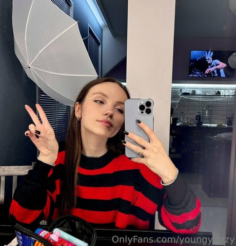 youngy lizzy top model images