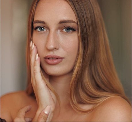 Luuna Red model sexy pictures