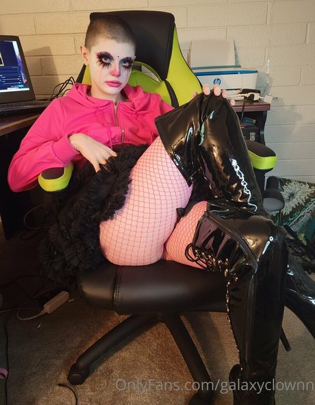 galaxyclownn nude model photo