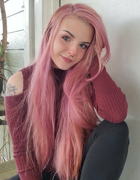 lilydarkofree nude star img