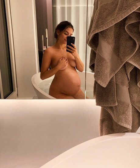 Sarah Kohan model nude photo