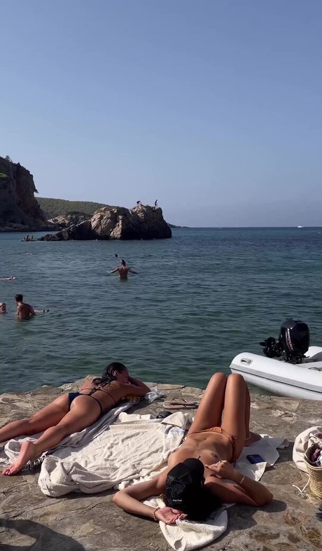 Sarah Kohan naked model pictures