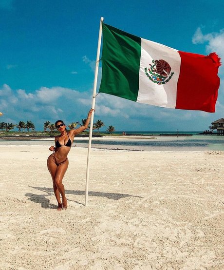 Ivette Saucedo nice model picture