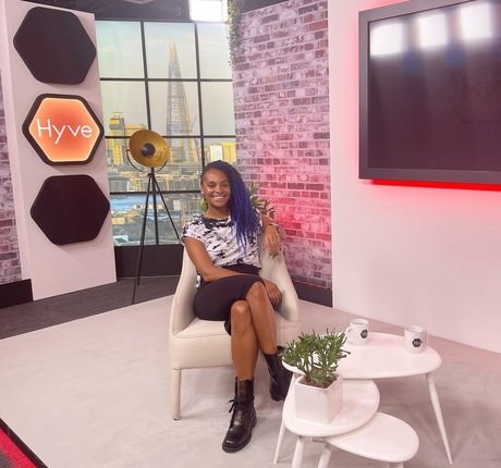 Lucy Hedges naked model img