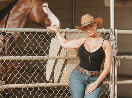 La Reina Shaw hot pornstar pics