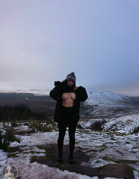 Hotgirlmeg naked pornstar picture