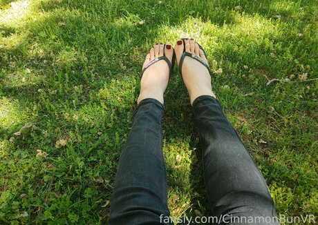 CinnamonBunVR naked actress picture