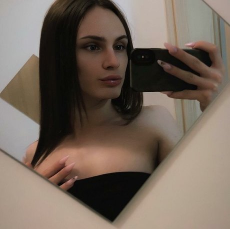 Kylie Star naked pornstar img