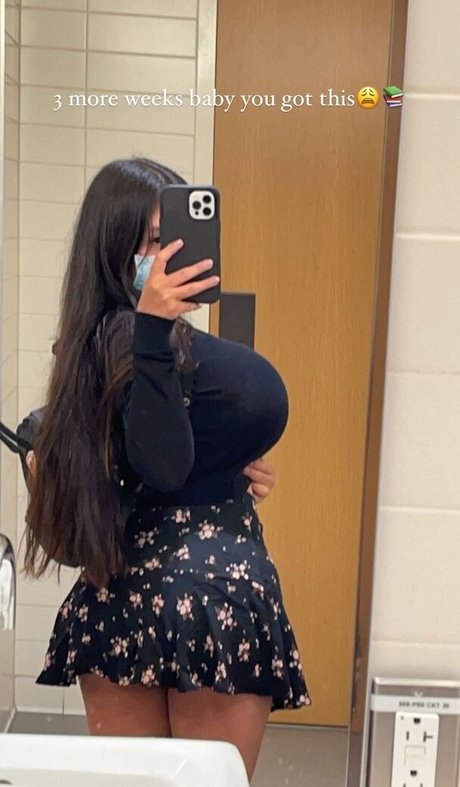 Karla Vilagomez art model pic