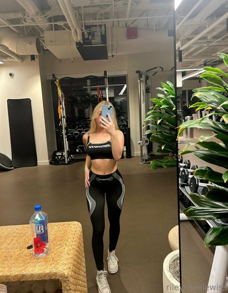 rileymaetwo adult actress pic