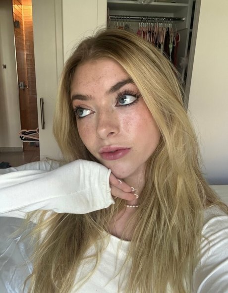 rileymaetwo erotic actress archive