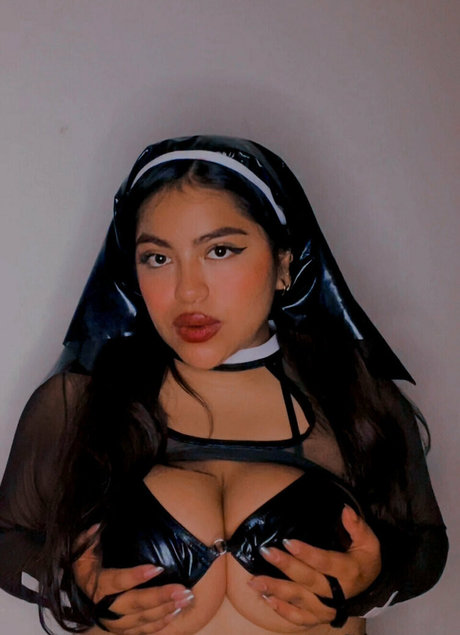 Isa Hernandez model art pictures