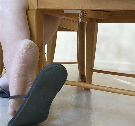 flirtyf33t94 nice model pic