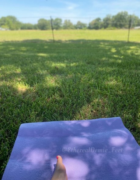 etherealdemie feet pretty actress photo