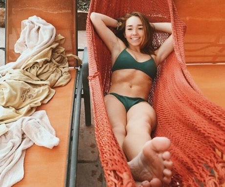 Holly Taylor art model pictures