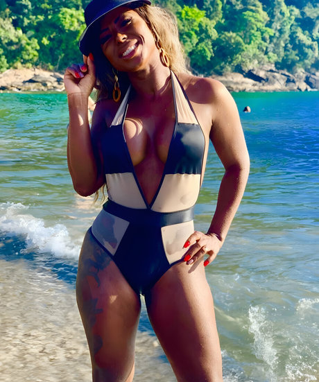 Adelia Soares hd actress pics