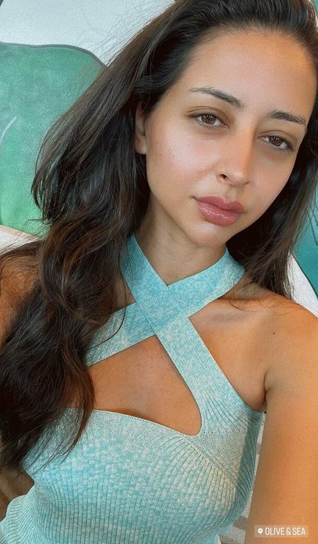 Serena Milan pretty pornstar gallery