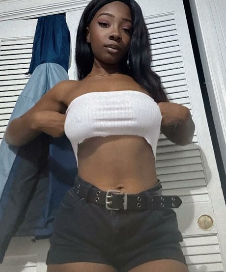 Niyahmoeye xxx model image