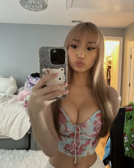 angmaire model naked picture